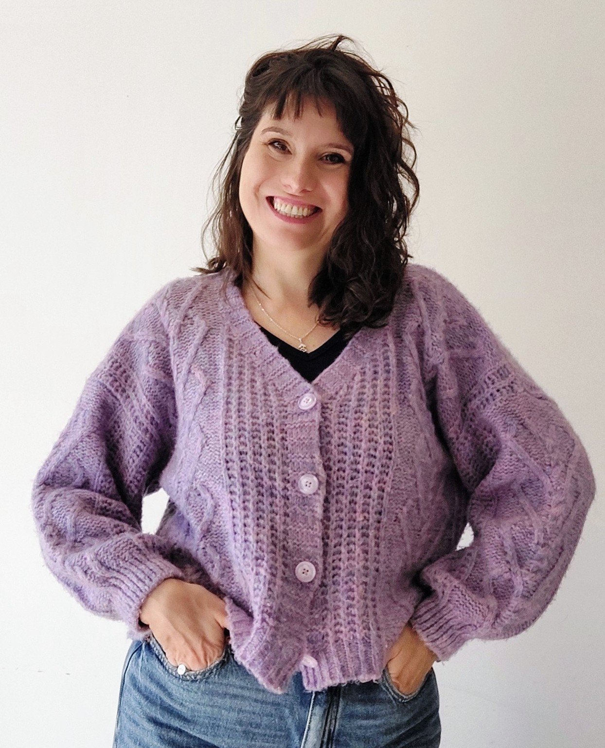 Geraldine Panelli sonriendo, con un cardigan lavanda